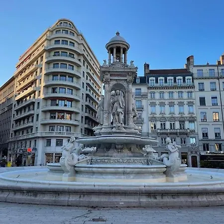 New / Belle Et Rebelle Avec Jacuzzi Apartment Lyon Exterior photo